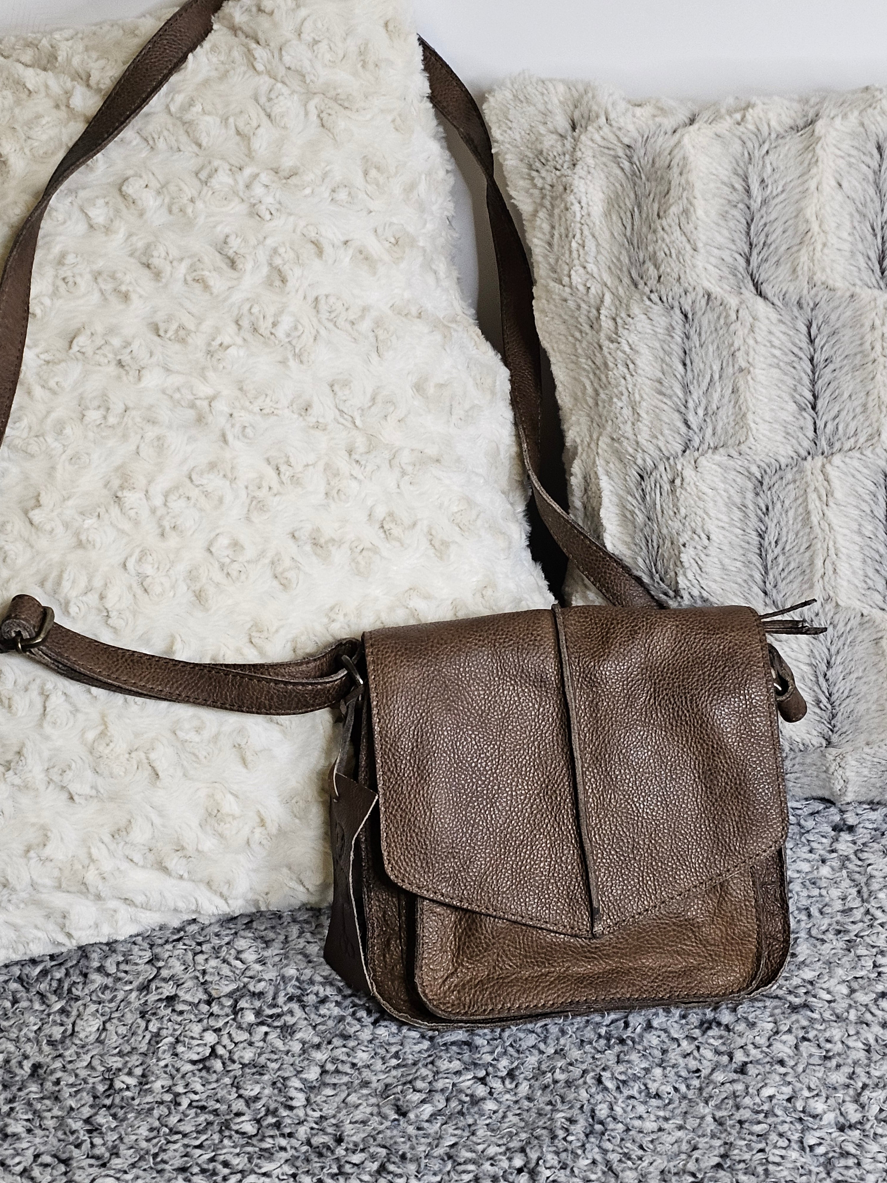 CUT N’ PASTE Essex Crossbody