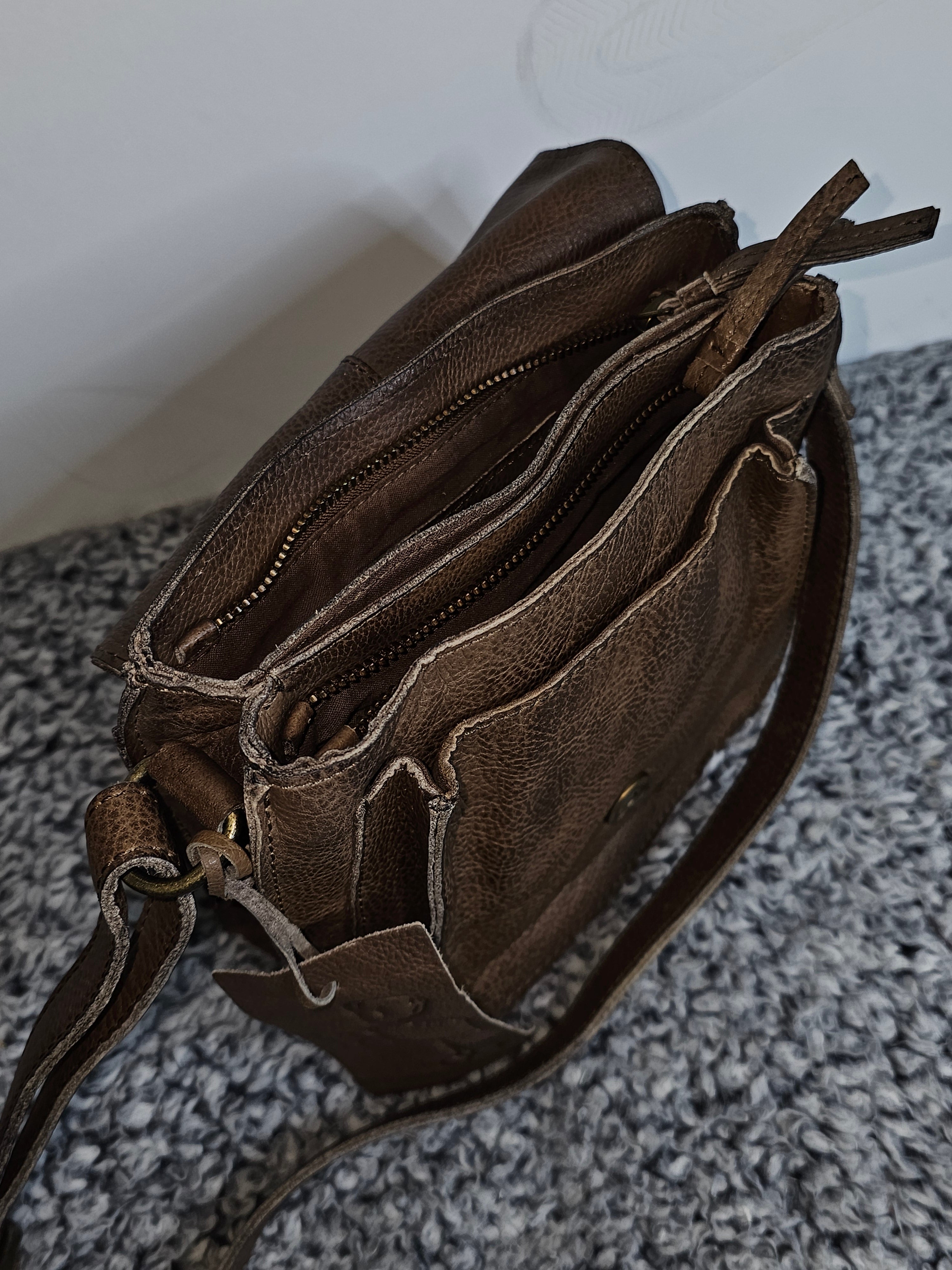 CUT N’ PASTE Essex Crossbody