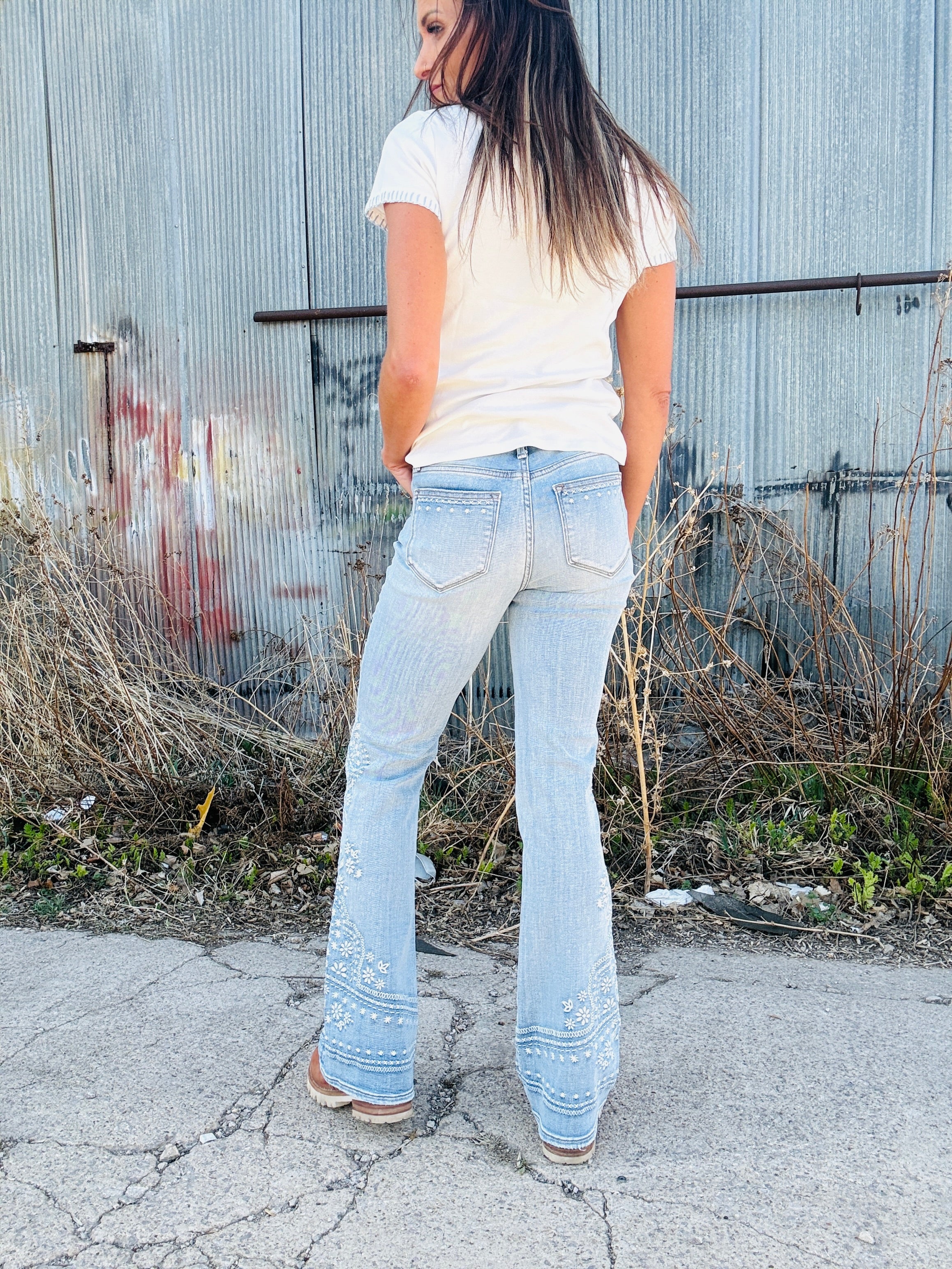 Driftwood Farrah x Spring Snow