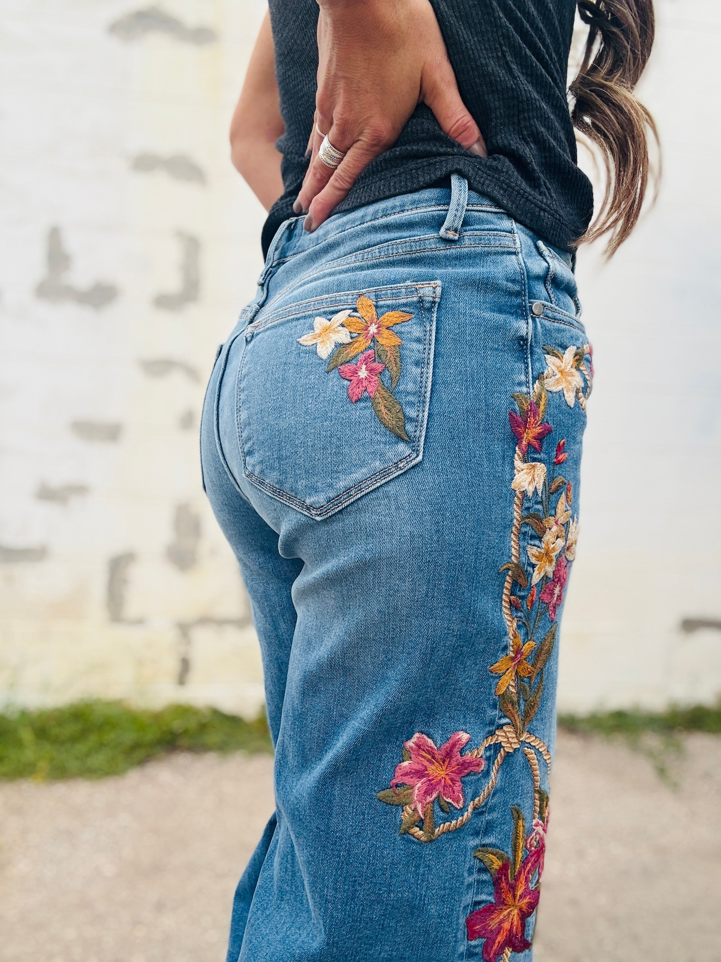 Driftwood Penelope x Lillies & Lassos