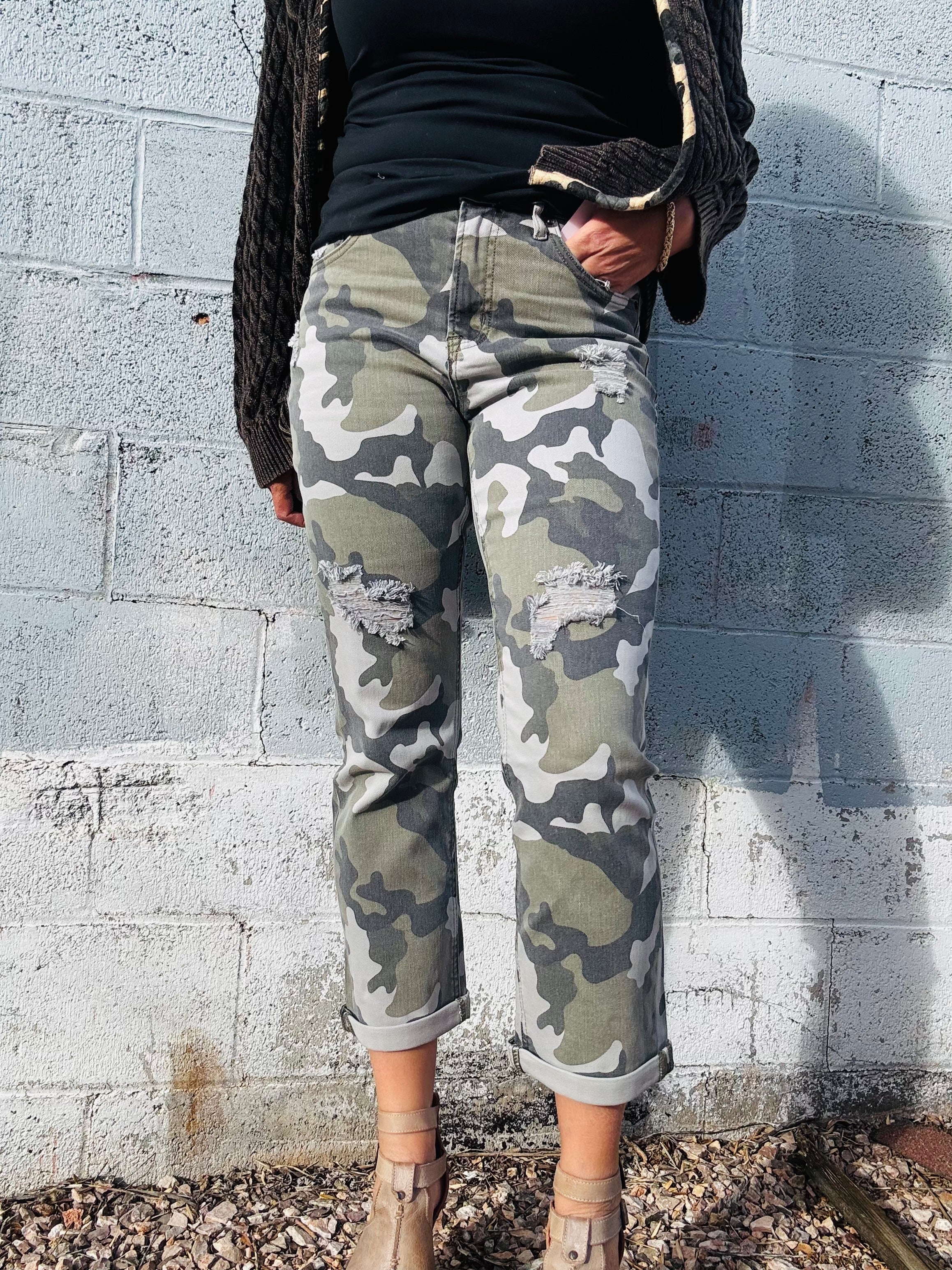 MICA HR Camo Straight Crop