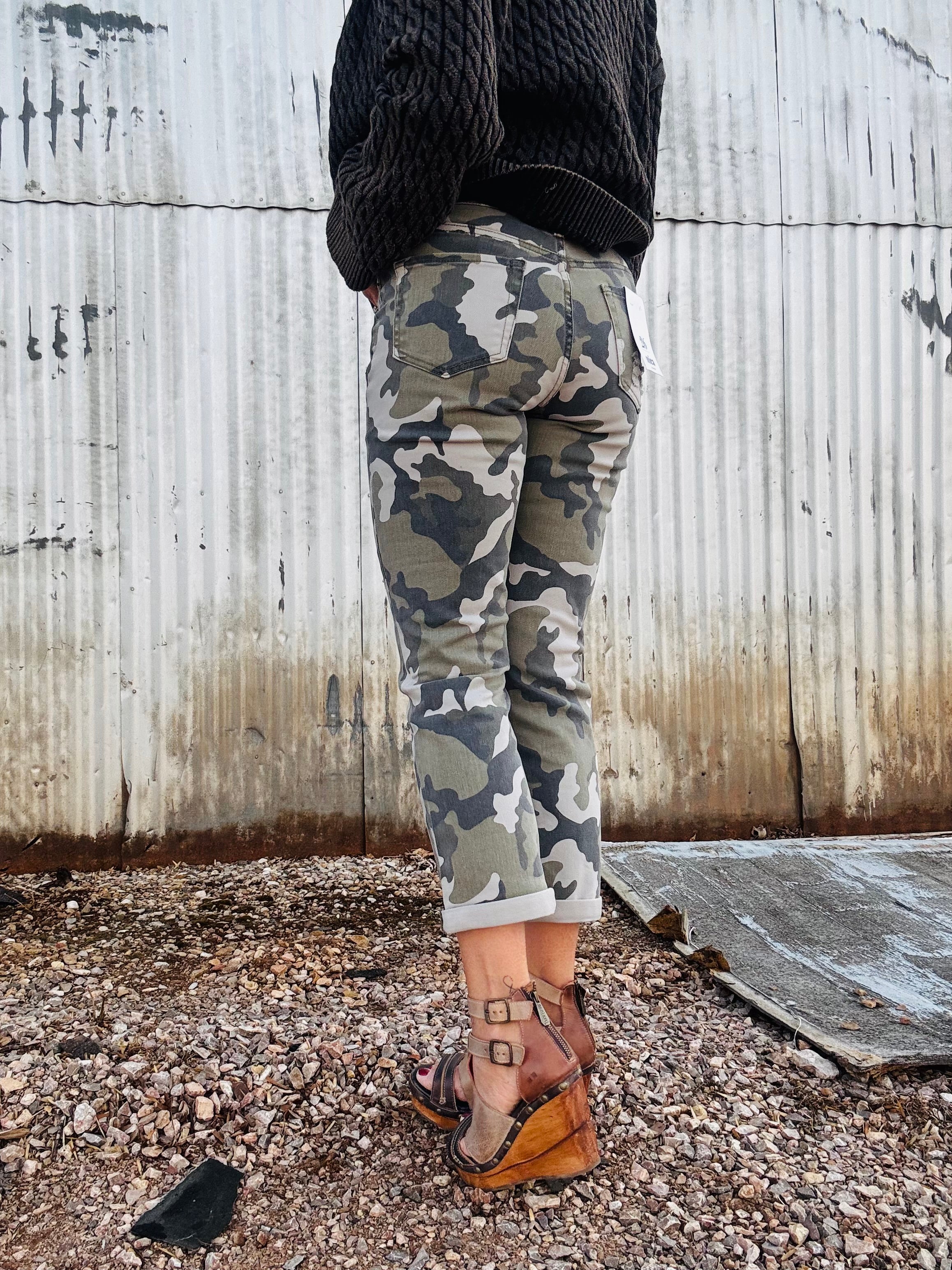 MICA HR Camo Straight Crop
